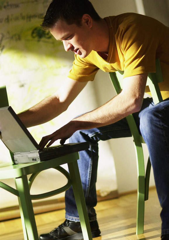 西方人,一个人,商务人士,商务男性,办公室,坐,竖图,室内,白天,侧面,衬衫,电脑,笔记本电脑,椅子,欧洲,欧洲人,仅一个男性,仅一个人,敲打,阴影,套装,光线,网络,影子,木椅,领带,输入,通讯设备,仅一个年轻男性,阳光,打字,点击,敲击,无线,通信设备,商务装,无线网络,无线上网,便携式电脑,工薪阶层,按键,手提电脑,年轻男性,白种人,年轻人,白领,上班族,坐着,半身,彩图,衬衣