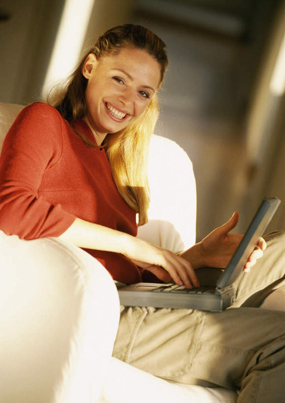 西方人,一个人,坐,笑,微笑,露齿笑,竖图,室内,白天,侧面,电脑,笔记本电脑,欧洲,欧洲人,仅一个年轻女性,仅一个女性,仅一个人,敲打,阴影,光线,网络,影子,输入,通讯设备,阳光,打字,点击,敲击,无线,通信设备,无线网络,无线上网,便携式电脑,按键,手提电脑,年轻女性,女人,女性,白种人,坐着,半身,彩图