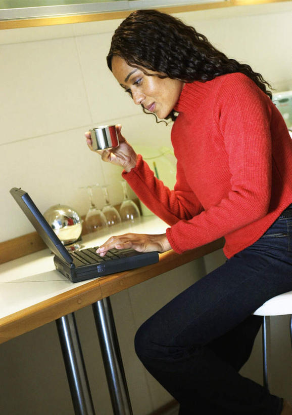 西方人,一个人,商务人士,商务女性,坐,竖图,室内,白天,侧面,电脑,笔记本电脑,桌子,杯子,欧洲,欧洲人,仅一个年轻女性,仅一个女性,仅一个人,敲打,套装,网络,办公桌,拿,拿着,输入,通讯设备,水杯,打字,点击,敲击,无线,通信设备,商务装,无线网络,无线上网,便携式电脑,工薪阶层,按键,手提电脑,年轻女性,女人,女性,白种人,白领,上班族,茶杯,坐着,半身,彩图