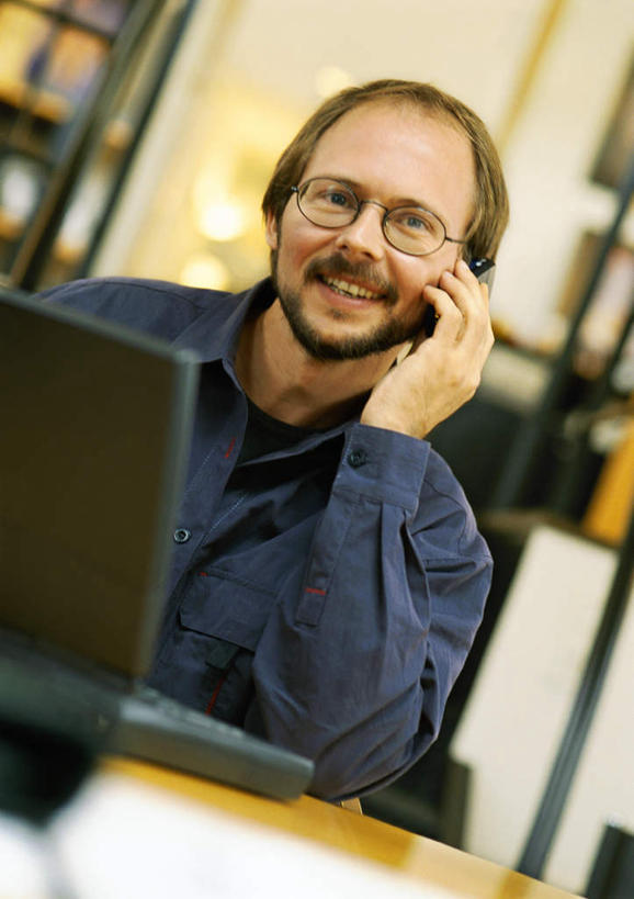 西方人,胡须,一个人,商务人士,商务男性,办公室,坐,笑,打电话,微笑,露齿笑,竖图,室内,白天,正面,衬衫,电脑,笔记本电脑,桌子,电话,手机,欧洲,欧洲人,仅一个男性,仅一个人,套装,网络,眼镜,办公桌,领带,拿,拿着,通讯设备,仅一个年轻男性,无线,通信设备,商务装,无线网络,近视眼镜,无线上网,便携式电脑,工薪阶层,交流,手提电脑,年轻男性,白种人,年轻人,胡子,络腮胡,白领,上班族,沟通,通话,坐着,半身,彩图,衬衣