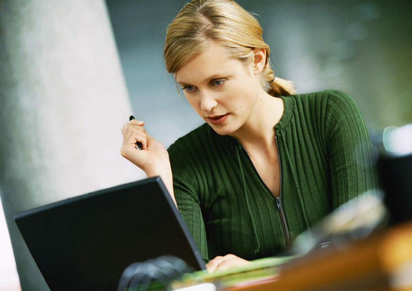 西方人,一个人,商务人士,商务女性,办公室,坐,横图,室内,白天,正面,衬衫,电脑,笔记本电脑,桌子,欧洲,欧洲人,仅一个年轻女性,仅一个女性,仅一个人,握,套装,朦胧,模糊,网络,笔,办公桌,办公用品,钢笔,注视,通讯设备,文具,学习用品,观察,看,握着,观看,文具用品,察看,无线,关注,通信设备,商务装,无线网络,无线上网,便携式电脑,工薪阶层,手提电脑,年轻女性,白种人,年轻人,白领,上班族,坐着,半身,彩图,衬衣