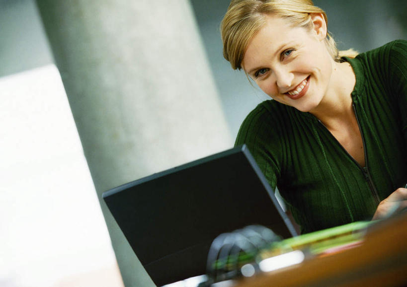 西方人,一个人,商务人士,商务女性,办公室,坐,笑,微笑,露齿笑,横图,室内,白天,正面,衬衫,电脑,笔记本电脑,桌子,欧洲,欧洲人,仅一个年轻女性,仅一个女性,仅一个人,套装,朦胧,模糊,网络,办公桌,通讯设备,无线,通信设备,商务装,无线网络,无线上网,便携式电脑,工薪阶层,手提电脑,年轻女性,白种人,年轻人,白领,上班族,坐着,半身,彩图,衬衣