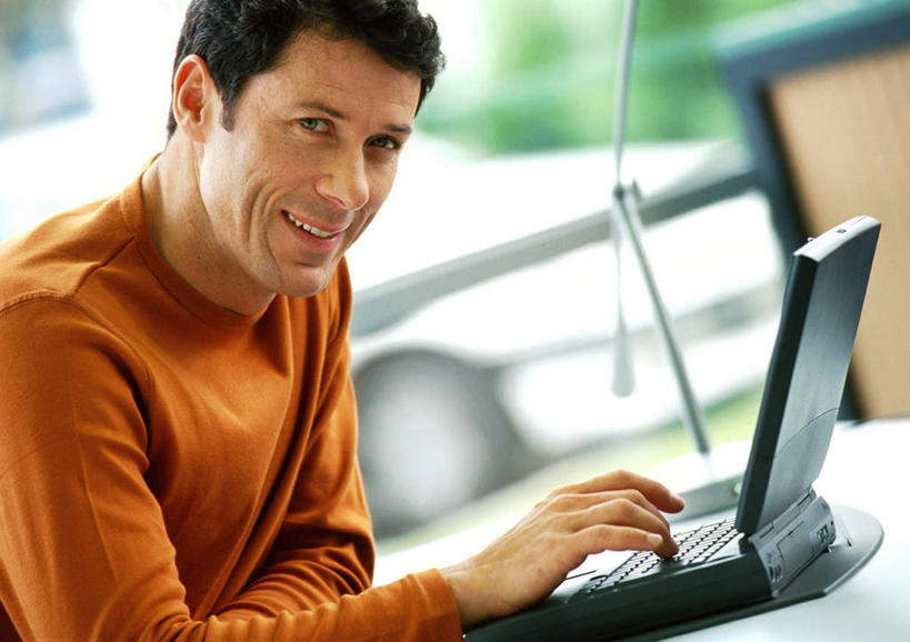 西方人,一个人,商务人士,商务男性,办公室,坐,打电话,横图,室内,白天,侧面,衬衫,电脑,笔记本电脑,窗户,桌子,电话,手机,欧洲,欧洲人,仅一个男性,仅一个人,套装,网络,办公桌,领带,拿,拿着,注视,通讯设备,玻璃窗,仅一个年轻男性,观察,看,观看,察看,无线,关注,通信设备,商务装,无线网络,无线上网,便携式电脑,工薪阶层,交流,手提电脑,年轻男性,白种人,年轻人,白领,上班族,沟通,通话,坐着,半身,彩图,衬衣