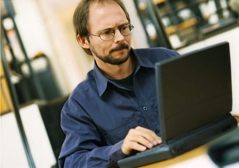 西方人,胡须,一个人,商务人士,商务男性,办公室,坐,横图,室内,白天,正面,衬衫,电脑,笔记本电脑,桌子,欧洲,欧洲人,仅一个男性,仅一个人,敲打,套装,网络,眼镜,办公桌,领带,输入,通讯设备,仅一个年轻男性,打字,点击,敲击,无线,通信设备,商务装,无线网络,近视眼镜,无线上网,便携式电脑,工薪阶层,按键,手提电脑,年轻男性,白种人,年轻人,胡子,络腮胡,白领,上班族,坐着,半身,彩图,衬衣