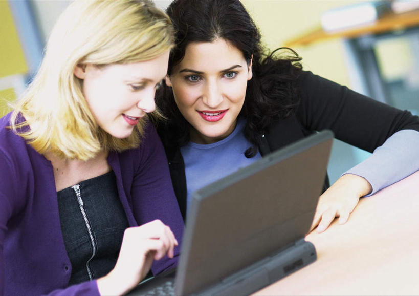 西方人,两个人,同事,商务人士,商务女性,办公室,坐,横图,室内,白天,侧面,衬衫,成功,合作,团队,集体,信心,电脑,笔记本电脑,桌子,欧洲,欧洲人,套装,网络,办公桌,领带,注视,通讯设备,队伍,观察,看,观看,察看,无线,领导,成就,关注,通信设备,商务装,无线网络,合伙,领袖,无线上网,便携式电脑,工薪阶层,手提电脑,年轻女性,女人,女性,白种人,年轻人,白领,上班族,坐着,半身,彩图,衬衣