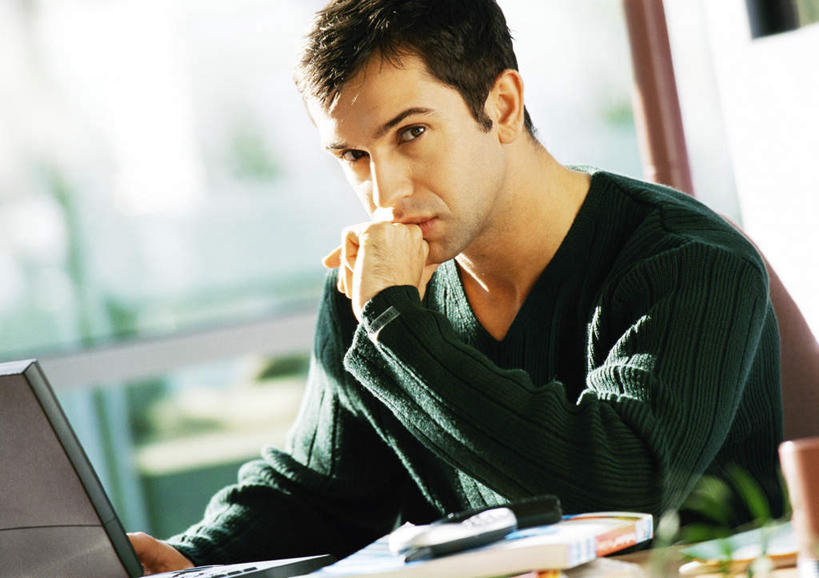 西方人,一个人,商务人士,商务男性,办公室,坐,打电话,横图,室内,白天,正面,仰视,衬衫,电脑,笔记本电脑,电话,手机,欧洲,欧洲人,仅一个男性,仅一个人,撑,套装,朦胧,模糊,网络,领带,托腮,注视,通讯设备,仅一个年轻男性,观察,看,托,观看,察看,无线,关注,托下巴,通信设备,商务装,无线网络,无线上网,便携式电脑,工薪阶层,交流,手提电脑,年轻男性,白种人,年轻人,白领,上班族,沟通,通话,坐着,半身,彩图,低角度拍摄,衬衣