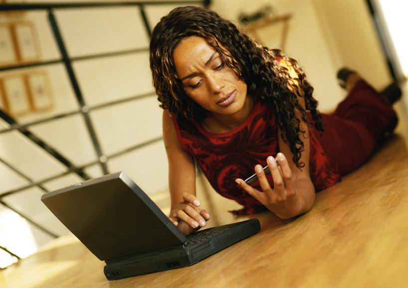 西方人,一个人,栏杆,横图,室内,白天,仰视,信用卡,电脑,笔记本电脑,地板,欧洲,欧洲人,仅一个年轻女性,仅一个女性,仅一个人,网络,围栏,地面,拿,拿着,通讯设备,护栏,木地板,趴着,卡,储蓄卡,无线,通信设备,无线网络,无线上网,便携式电脑,银行卡,手提电脑,年轻女性,女人,女性,白种人,趴,彩图,低角度拍摄,全身