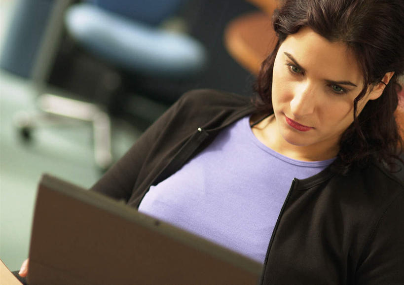 西方人,一个人,商务人士,商务女性,办公室,坐,横图,室内,白天,正面,衬衫,电脑,笔记本电脑,欧洲,欧洲人,仅一个年轻女性,仅一个女性,仅一个人,套装,朦胧,模糊,网络,注视,通讯设备,观察,看,观看,察看,无线,关注,通信设备,商务装,无线网络,无线上网,便携式电脑,工薪阶层,手提电脑,年轻女性,白种人,年轻人,白领,上班族,坐着,半身,彩图,衬衣