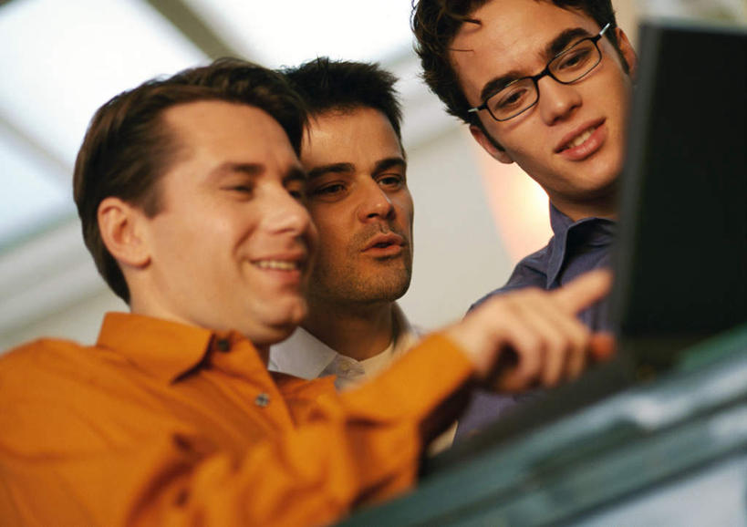 西方人,三个人,同事,商务人士,商务男性,办公室,站,横图,室内,白天,仰视,衬衫,成功,合作,团队,集体,信心,电脑,笔记本电脑,欧洲,欧洲人,指,套装,朦胧,模糊,网络,眼镜,领带,方向,通讯设备,队伍,手势,站着,无线,领导,指向,成就,通信设备,商务装,无线网络,合伙,领袖,近视眼镜,无线上网,便携式电脑,工薪阶层,手提电脑,男人,男性,年轻男性,白种人,年轻人,白领,上班族,站立,半身,彩图,低角度拍摄,衬衣