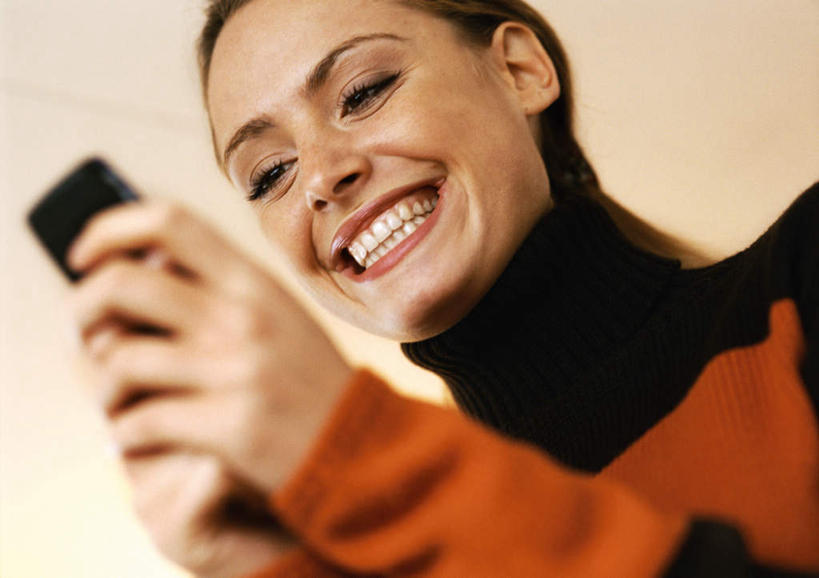 西方人,一个人,站,笑,打电话,微笑,露齿笑,横图,室内,白天,仰视,电话,手机,欧洲,欧洲人,仅一个年轻女性,仅一个女性,仅一个人,朦胧,模糊,拿,拿着,通讯设备,站着,交流,年轻女性,女人,女性,白种人,沟通,通话,站立,半身,彩图,低角度拍摄