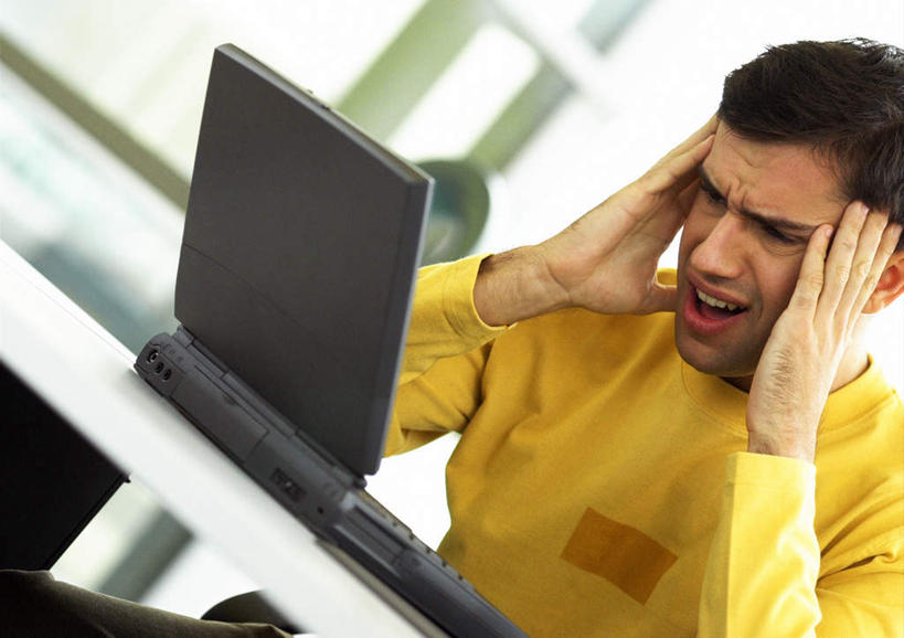 西方人,一个人,商务人士,商务男性,办公室,坐,摸,横图,室内,白天,正面,衬衫,电脑,笔记本电脑,欧洲,欧洲人,仅一个男性,仅一个人,抚摸,套装,惊讶,网络,领带,通讯设备,仅一个年轻男性,惊奇,无线,通信设备,商务装,无线网络,无线上网,便携式电脑,工薪阶层,手提电脑,年轻男性,白种人,年轻人,白领,上班族,触摸,接触,坐着,半身,彩图,衬衣