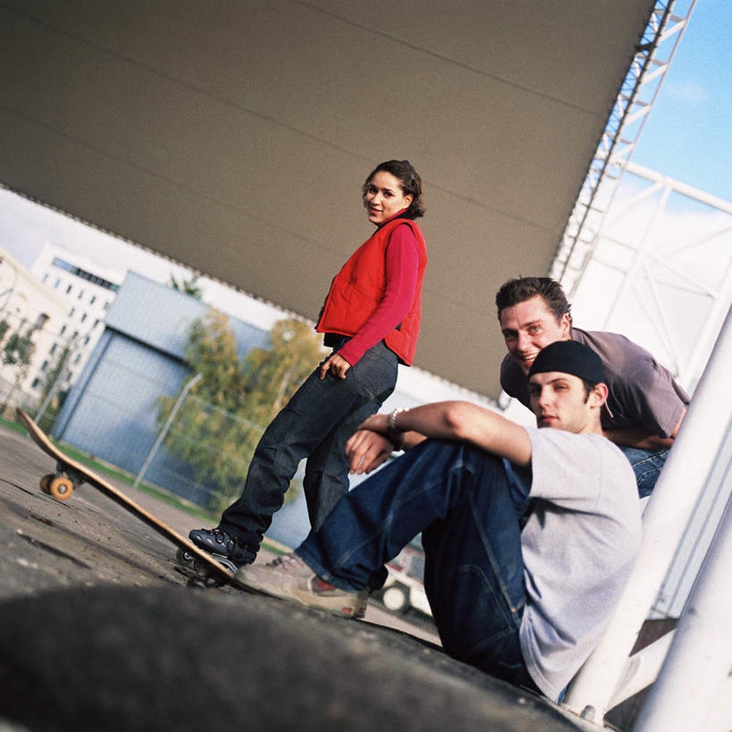 西方人,三个人,伙伴,朋友,站,坐,方图,室外,白天,仰视,友谊,植物,帽子,欧洲,欧洲人,云,云朵,云彩,注视,树,树木,蓝色,绿色,白云,蓝天,天空,自然,天,观察,看,站着,生长,成长,滑板,观看,察看,关注,友情,男人,男性,年轻男性,年轻女性,女人,女性,白种人,站立,坐着,半身,彩图,低角度拍摄