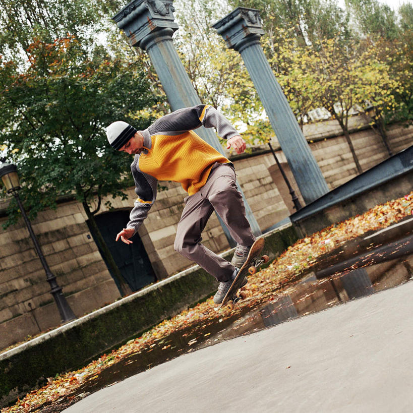 西方人,一个人,跳,方图,室外,白天,仰视,锻炼,运动,植物,道路,路,公路,欧洲,欧洲人,仅一个男性,仅一个人,交通,半空,树,树木,仅一个年轻男性,绿色,自然,生长,成长,滑板,体育,男人,男性,年轻男性,白种人,马路,跳跃,彩图,低角度拍摄,全身,健身