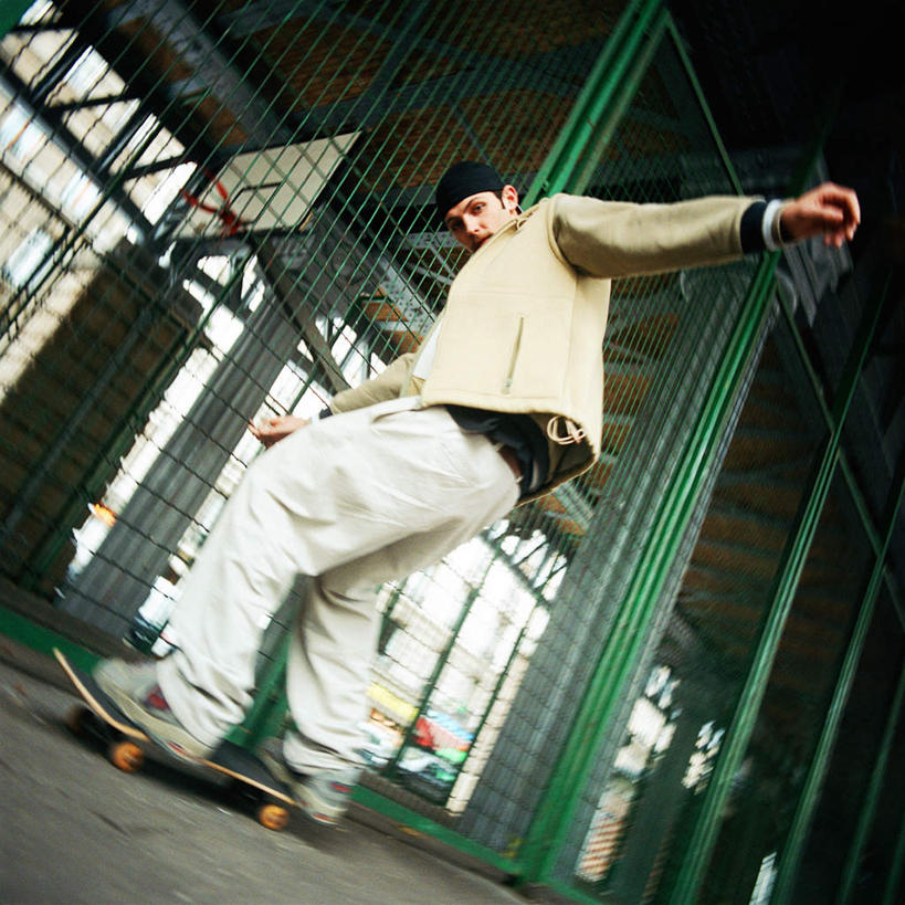 西方人,一个人,栏杆,站,伸展双臂,方图,室外,白天,仰视,锻炼,运动,欧洲,欧洲人,仅一个男性,仅一个人,围栏,护栏,仅一个年轻男性,站着,滑板,体育,男人,男性,年轻男性,白种人,敞开双臂,伸开双臂,展开双肩,站立,张开手臂,张开双臂,彩图,低角度拍摄,全身,健身