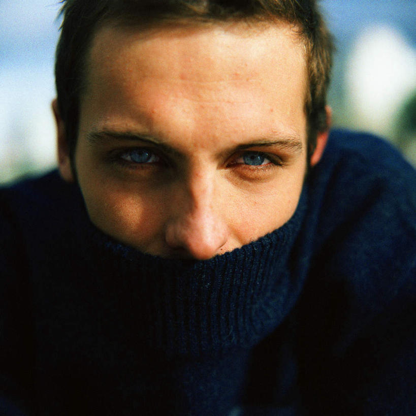 西方人,脸,头,脸颊,一个人,站,方图,室外,特写,白天,正面,毛衣,欧洲,欧洲人,仅一个男性,仅一个人,朦胧,模糊,注视,仅一个年轻男性,观察,看,站着,观看,察看,关注,男人,男性,年轻男性,白种人,头部,脸部,脸蛋,面部,站立,半身,彩图,绒衣,套衫,套头毛衣,线衣