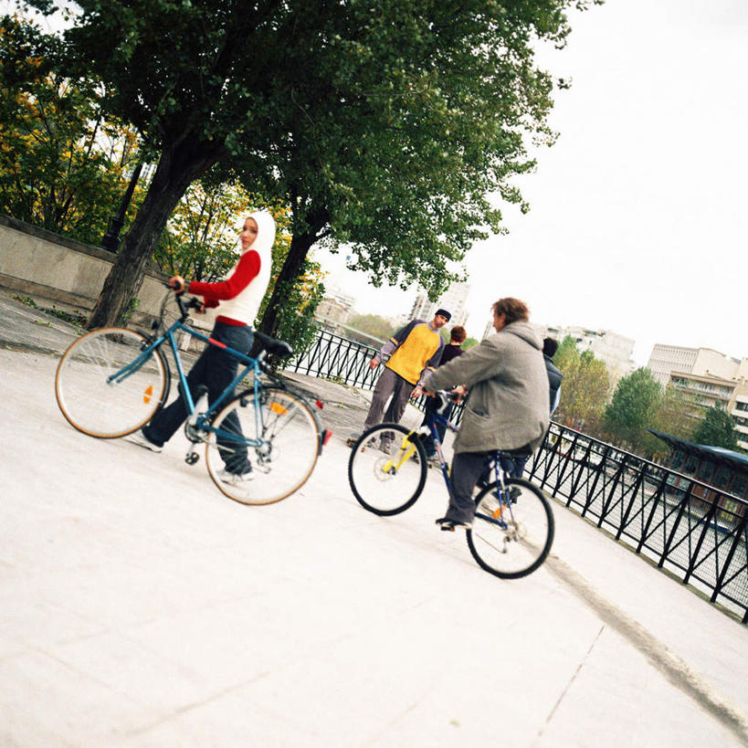 西方人,栏杆,站,方图,室外,白天,仰视,爱情,植物,道路,路,公路,自行车,欧洲,欧洲人,围栏,交通,许多人,浪漫,护栏,车,脚踏车,树,树木,绿色,自然,交通工具,站着,一群人,温暖,温馨,恩爱,恋人,生长,成长,和睦,男人,男性,年轻男性,年轻女性,女人,女性,白种人,情侣,马路,站立,彩图,低角度拍摄,全身,伴侣,融洽