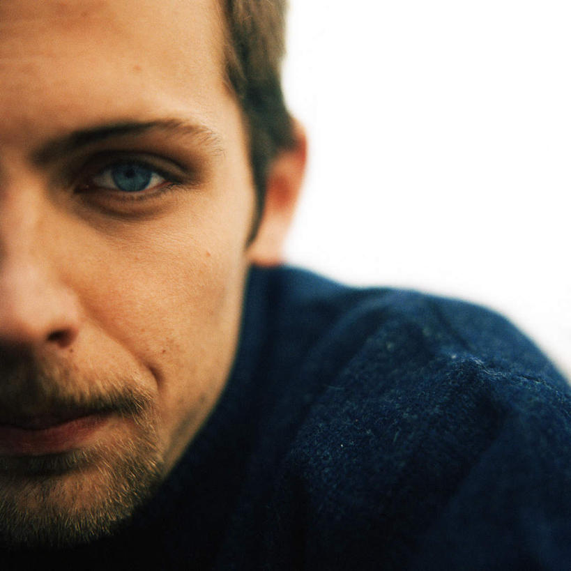 西方人,脸,头,脸颊,胡须,一个人,站,方图,室外,特写,白天,正面,欧洲,欧洲人,仅一个男性,仅一个人,朦胧,模糊,注视,仅一个年轻男性,观察,看,站着,观看,察看,关注,男人,男性,年轻男性,白种人,头部,胡子,小胡子,脸部,脸蛋,面部,站立,半身,彩图