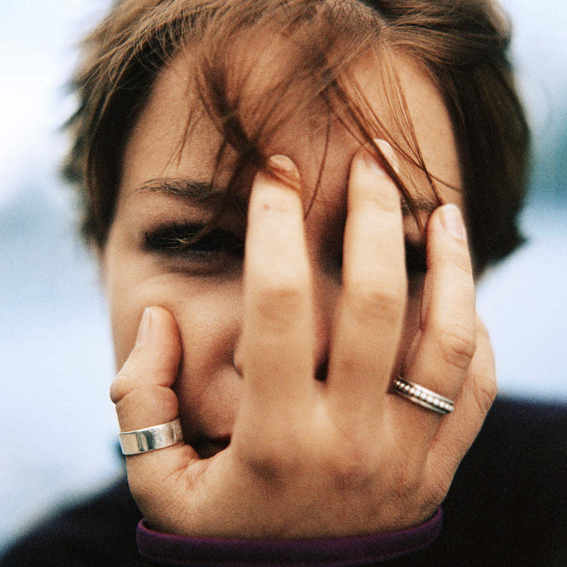 西方人,脸,头,鼻子,嘴,脸颊,一个人,站,方图,室外,特写,白天,正面,欧洲,欧洲人,仅一个年轻女性,仅一个女性,仅一个人,朦胧,模糊,戒指,饰品,站着,遮,遮掩,掩盖,遮挡,遮盖,掩饰,年轻女性,女人,女性,白种人,头部,鼻,鼻孔,口,口腔,脸部,脸蛋,面部,嘴巴,嘴唇,站立,半身,彩图