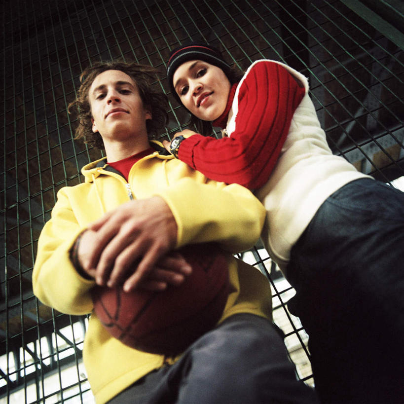 西方人,两个人,站,抱,方图,室外,白天,仰视,爱情,篮球,天花板,欧洲,欧洲人,篮球装备,浪漫,运动器械,站着,温暖,温馨,健身器械,恩爱,恋人,抱着,和睦,健身器材,篮球运动,男人,男性,年轻男性,年轻女性,女人,女性,白种人,情侣,站立,半身,彩图,低角度拍摄,伴侣,融洽,运动器材