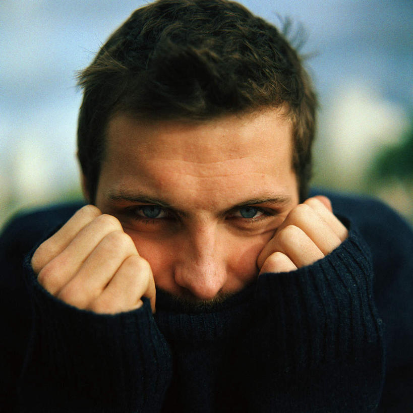 西方人,脸,头,嘴,脸颊,一个人,站,方图,室外,特写,白天,正面,欧洲,欧洲人,仅一个男性,仅一个人,朦胧,模糊,仅一个年轻男性,站着,蒙,遮,男人,男性,年轻男性,白种人,头部,口,口腔,脸部,脸蛋,面部,嘴巴,嘴唇,站立,半身,彩图