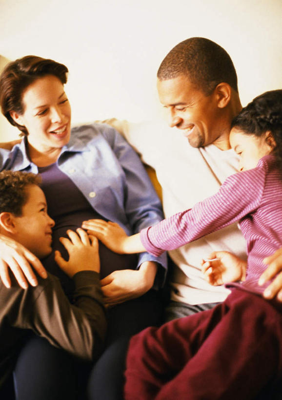 西方人,儿童,孕妇,腹部,家庭,母亲,父亲,女儿,儿子,坐,笑,摸,微笑,露齿笑,竖图,室内,白天,正面,纯洁,欧洲,欧洲人,抚摸,许多人,小孩,一群人,温暖,温馨,父女,父子,母女,母子,一家人,父爱,可爱,母爱,童年,童趣,和睦,童真,烂漫,无邪,天真,男孩,男人,男性,年轻男性,年轻女性,女孩,女人,女性,白种人,孩子,年轻人,腹,肚子,产妇,触摸,接触,坐着,半身,彩图,融洽,男生,女生