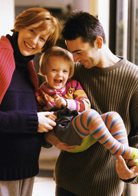 西方人,儿童,孕妇,三个人,家庭,母亲,父亲,女儿,站,抱,笑,微笑,露齿笑,竖图,室内,白天,正面,纯洁,欧洲,欧洲人,小孩,站着,温暖,温馨,父女,母女,三口之家,一家人,父爱,可爱,母爱,童年,童趣,抱着,和睦,搂着,童真,烂漫,无邪,天真,男人,男性,年轻男性,年轻女性,女孩,女人,女性,白种人,孩子,年轻人,产妇,搂,搂抱,站立,半身,彩图,融洽,女生