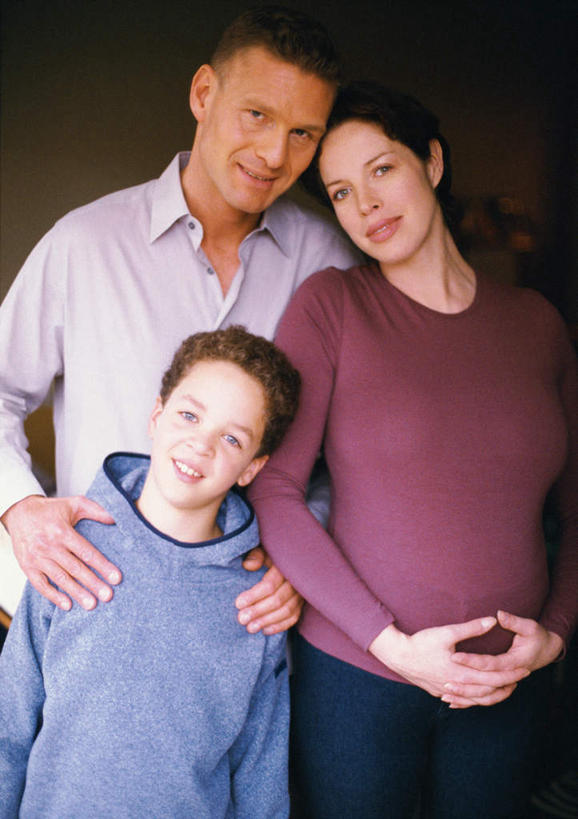 西方人,儿童,孕妇,腹部,三个人,家庭,母亲,父亲,儿子,站,笑,摸,微笑,竖图,室内,白天,正面,纯洁,欧洲,欧洲人,抚摸,小孩,站着,温暖,温馨,父子,母子,三口之家,一家人,父爱,可爱,母爱,童年,童趣,和睦,童真,烂漫,无邪,天真,男孩,男人,男性,年轻男性,年轻女性,女人,女性,白种人,孩子,年轻人,腹,肚子,产妇,触摸,接触,站立,半身,彩图,融洽,男生