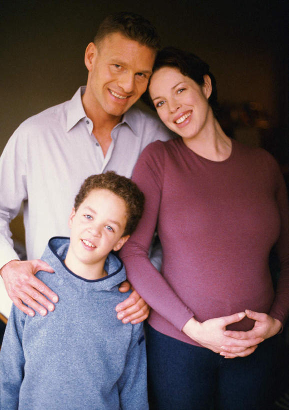 西方人,儿童,孕妇,腹部,三个人,家庭,母亲,父亲,儿子,站,笑,摸,微笑,露齿笑,竖图,室内,白天,正面,纯洁,欧洲,欧洲人,抚摸,小孩,站着,温暖,温馨,父子,母子,三口之家,一家人,父爱,可爱,母爱,童年,童趣,和睦,童真,烂漫,无邪,天真,男孩,男人,男性,年轻男性,年轻女性,女人,女性,白种人,孩子,年轻人,腹,肚子,产妇,触摸,接触,站立,半身,彩图,融洽,男生