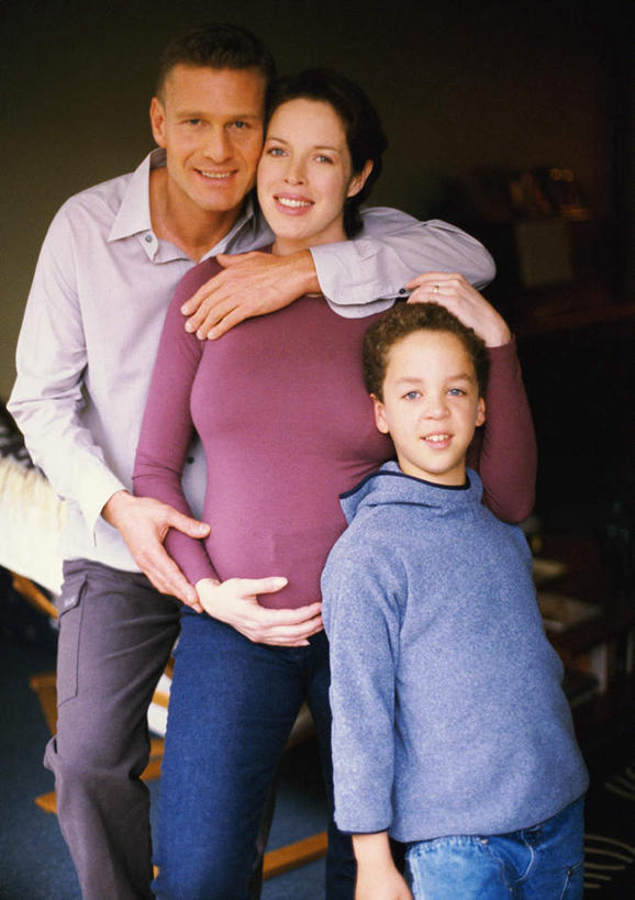 西方人,儿童,孕妇,腹部,三个人,家庭,母亲,父亲,儿子,站,抱,笑,微笑,露齿笑,竖图,室内,白天,正面,纯洁,欧洲,欧洲人,小孩,站着,温暖,温馨,父子,母子,三口之家,一家人,父爱,可爱,母爱,童年,童趣,抱着,和睦,搂着,童真,烂漫,无邪,天真,男孩,男人,男性,年轻男性,年轻女性,女人,女性,白种人,孩子,年轻人,腹,肚子,产妇,搂,搂抱,站立,半身,彩图,融洽,男生