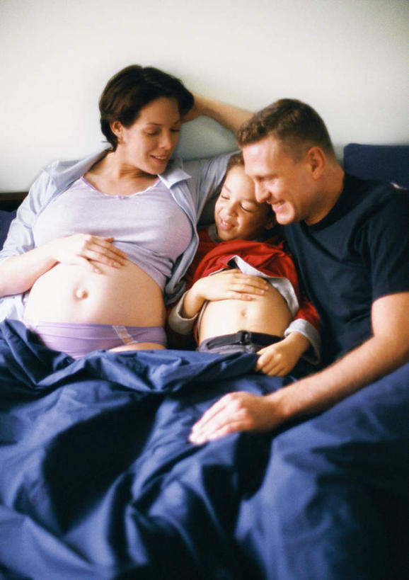 西方人,儿童,孕妇,腹部,三个人,家庭,母亲,父亲,女儿,坐,摸,竖图,室内,白天,正面,纯洁,床,卧室,欧洲,欧洲人,抚摸,双人床,床单,被子,小孩,温暖,温馨,父女,母女,三口之家,一家人,父爱,可爱,母爱,童年,童趣,和睦,被单,童真,烂漫,无邪,天真,男人,男性,年轻男性,年轻女性,女孩,女人,女性,白种人,孩子,年轻人,腹,肚子,产妇,触摸,接触,坐着,半身,彩图,睡房,卧房,融洽,女生