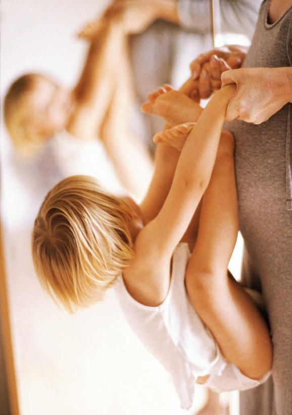 西方人,儿童,两个人,家庭,母亲,女儿,站,握手,竖图,室内,白天,侧面,游戏,纯洁,欧洲,欧洲人,朦胧,模糊,玩,娱乐,小孩,站着,休闲,温暖,温馨,母女,一家人,可爱,母爱,童年,童趣,活动,和睦,发泄,消遣,智力,童真,烂漫,无邪,亲子活动,宣泄,天真,年轻女性,女孩,女人,女性,白种人,孩子,年轻人,搀手,拉手,手拉手,手握手,玩耍,嬉戏,站立,半身,彩图,融洽,女生