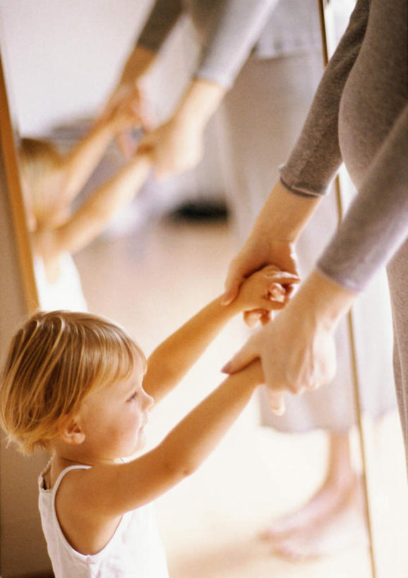 西方人,儿童,两个人,家庭,母亲,女儿,站,握手,竖图,室内,白天,侧面,纯洁,欧洲,欧洲人,朦胧,模糊,相视,小孩,站着,温暖,温馨,母女,一家人,面对面,可爱,母爱,童年,童趣,对视,和睦,相对,童真,烂漫,无邪,亲子活动,相看,天真,年轻女性,女孩,女人,女性,白种人,孩子,年轻人,搀手,拉手,手拉手,手握手,站立,半身,彩图,融洽,女生