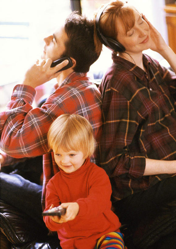 西方人,儿童,三个人,家庭,母亲,父亲,女儿,坐,打电话,竖图,俯视,室内,白天,纯洁,安全,窗户,电话,手机,欧洲,欧洲人,朦胧,模糊,拿,拿着,依靠,通讯设备,玻璃窗,小孩,遥控器,倚靠,背靠背,温暖,温馨,父女,母女,三口之家,一家人,父爱,可爱,母爱,童年,童趣,背对背,和睦,童真,烂漫,无邪,交流,天真,信任,男人,男性,年轻男性,年轻女性,女孩,女人,女性,白种人,孩子,年轻人,沟通,通话,坐着,半身,彩图,高角度拍摄,融洽,女生