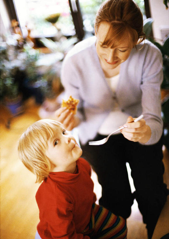 点心,面包,西方人,儿童,两个人,家庭,母亲,儿子,站,竖图,室内,白天,正面,纯洁,地板,餐具,欧洲,欧洲人,朦胧,模糊,叉,食品,面点,地面,拿,拿着,木地板,食物,糕点,小孩,站着,温暖,温馨,母子,一家人,可爱,母爱,童年,童趣,和睦,童真,烂漫,无邪,天真,男孩,年轻女性,女人,女性,白种人,孩子,年轻人,进餐用具,烹调用具,站立,半身,彩图,融洽,男生