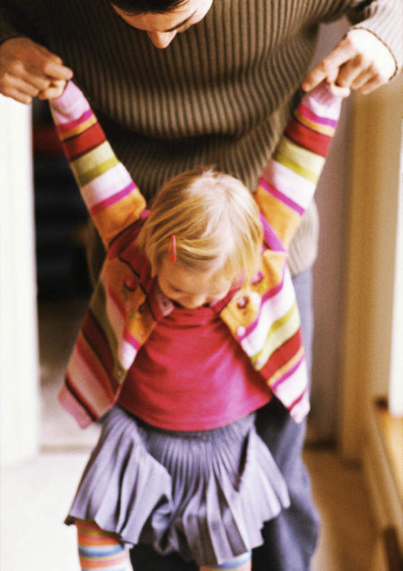 西方人,儿童,两个人,家庭,父亲,女儿,站,举,竖图,室内,白天,正面,纯洁,欧洲,欧洲人,朦胧,模糊,小孩,托,站着,温暖,温馨,父女,一家人,父爱,可爱,童年,童趣,和睦,童真,烂漫,无邪,天真,男人,男性,年轻男性,女孩,白种人,孩子,年轻人,举起,举手,举着,向上举,向上伸,向上托,站立,半身,彩图,融洽,女生