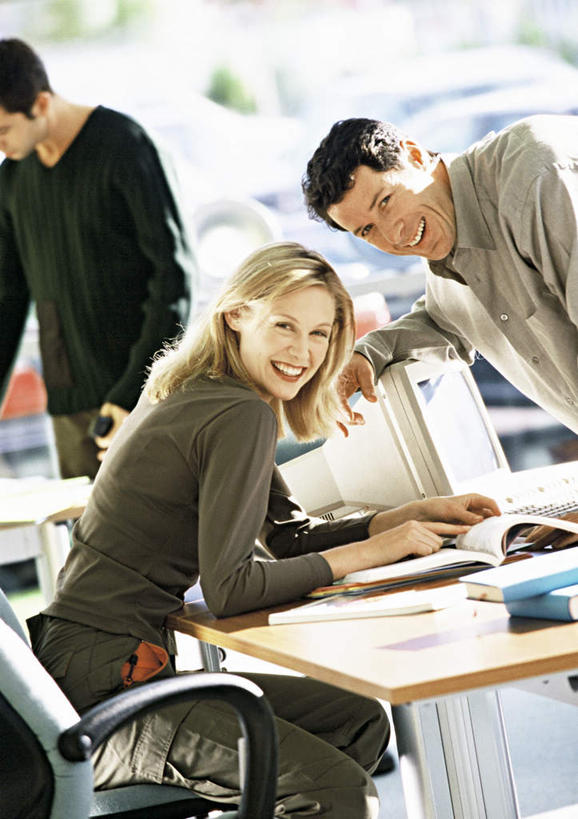 西方人,三个人,同事,商务人士,商务男性,商务女性,办公室,站,笑,微笑,露齿笑,竖图,室内,白天,侧面,衬衫,成功,合作,团队,集体,信心,电脑,显示器,鼠标,键盘,窗户,桌子,书籍,欧洲,欧洲人,阴影,套装,朦胧,模糊,光线,网络,影子,办公桌,领带,输入设备,通讯设备,队伍,玻璃窗,阳光,站着,台式电脑,领导,成就,通信设备,商务装,合伙,领袖,工薪阶层,输出设备,男人,男性,年轻男性,年轻女性,女人,女性,白种人,年轻人,白领,上班族,书,图书,站立,半身,彩图,衬衣