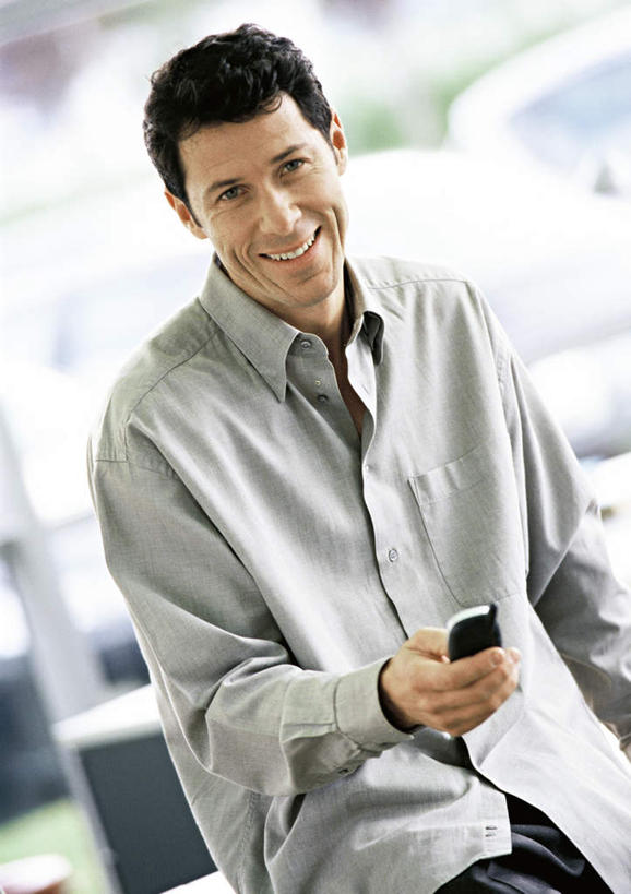 西方人,一个人,商务人士,商务男性,办公室,站,打电话,竖图,室内,白天,正面,衬衫,电话,手机,欧洲,欧洲人,仅一个男性,仅一个人,套装,领带,拿,拿着,通讯设备,仅一个年轻男性,站着,商务装,工薪阶层,交流,年轻男性,白种人,年轻人,白领,上班族,沟通,通话,站立,半身,彩图,衬衣