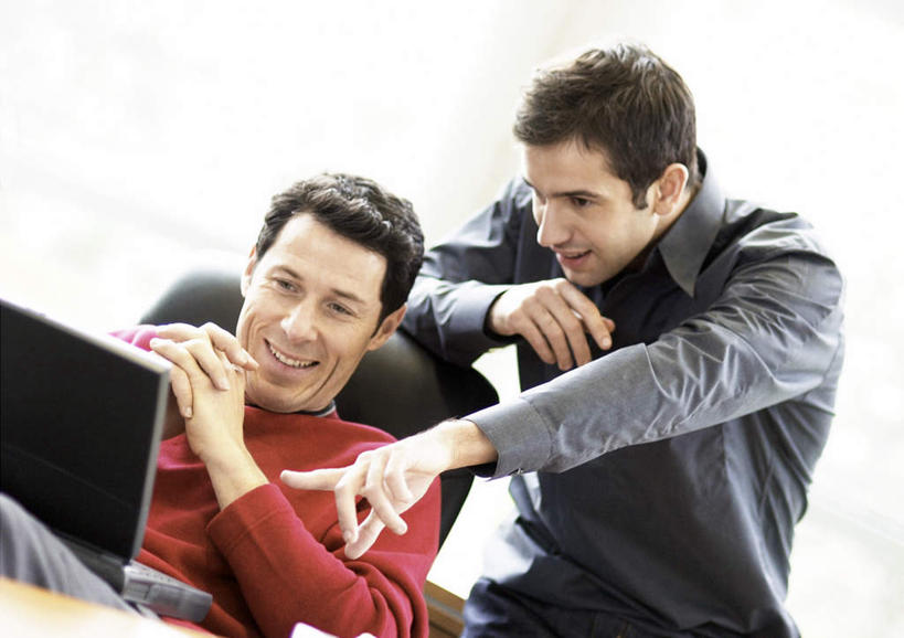 西方人,两个人,同事,商务人士,商务男性,办公室,坐,说,横图,室内,白天,正面,衬衫,讨论,成功,合作,团队,集体,信心,电脑,笔记本电脑,欧洲,欧洲人,指,套装,朦胧,模糊,网络,领带,方向,通讯设备,队伍,手势,无线,领导,指向,成就,通信设备,商务装,无线网络,合伙,领袖,无线上网,便携式电脑,工薪阶层,交流,手提电脑,男人,男性,年轻男性,白种人,年轻人,白领,上班族,沟通,讲话,交谈,商讨,说话,谈话,坐着,半身,彩图,衬衣