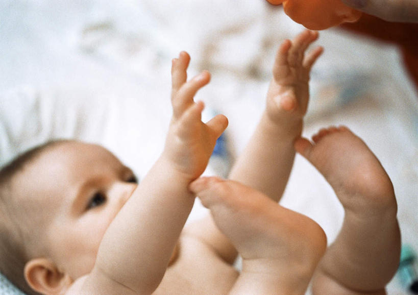 西方人,婴儿,儿童,一个人,躺,伸展双臂,横图,室内,白天,正面,纯洁,床,欧洲,欧洲人,仅一个人,朦胧,模糊,床单,被子,裸露,小孩,可爱,单人床,活泼,被单,宝宝,裸,纯真,烂漫,无邪,伶俐,天真,白种人,孩子,敞开双臂,伸开双臂,躺着,展开双肩,张开手臂,张开双臂,半身,彩图