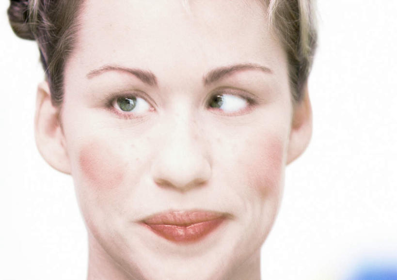 西方人,脸,头,脸颊,一个人,站,横图,室内,特写,白天,白色背景,正面,欧洲,欧洲人,仅一个年轻女性,仅一个女性,仅一个人,站着,鬼脸,腮红,摄影,影棚,年轻女性,女人,女性,白种人,头部,脸部,脸蛋,面部,站立,半身,彩图,影棚拍摄,拍摄