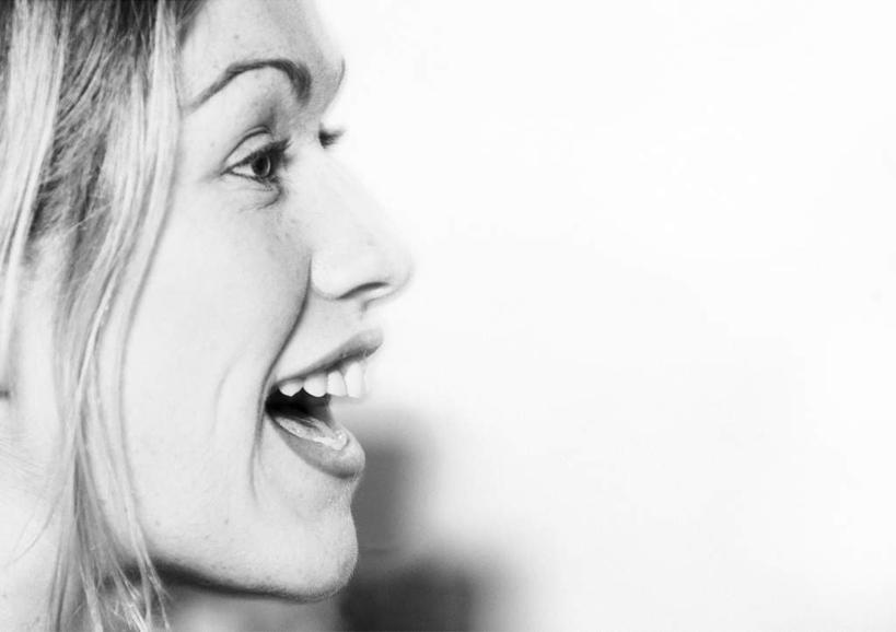 西方人,脸,头,脸颊,一个人,站,笑,微笑,露齿笑,横图,室内,特写,白天,白色背景,侧面,欧洲,欧洲人,仅一个年轻女性,仅一个女性,仅一个人,站着,摄影,影棚,年轻女性,女人,女性,白种人,头部,脸部,脸蛋,面部,站立,半身,彩图,影棚拍摄,拍摄