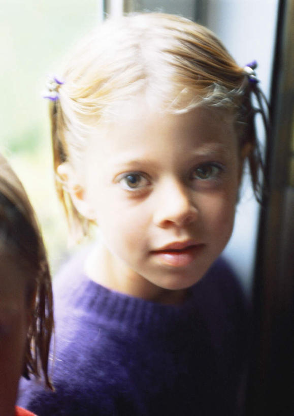 西方人,儿童,脸,头,脸颊,一个人,站,竖图,室内,特写,白天,正面,纯洁,窗户,欧洲,欧洲人,仅一个女性,仅一个人,注视,玻璃窗,小孩,观察,看,站着,仅一个小孩,可爱,童年,童趣,观看,察看,关注,童真,烂漫,无邪,天真,女孩,女人,女性,白种人,孩子,头部,脸部,脸蛋,面部,站立,半身,彩图,女生