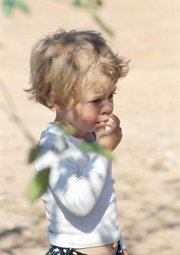 西方人,儿童,一个人,站,竖图,室外,白天,侧面,纯洁,植物,叶子,欧洲,欧洲人,仅一个女性,仅一个人,绿叶,注视,树,树干,树木,小孩,绿色,自然,看,站着,仅一个小孩,嫩叶,可爱,童年,童趣,生长,成长,关注,童真,烂漫,无邪,天真,女孩,女人,女性,白种人,孩子,叶,叶片,站立,半身,彩图,女生