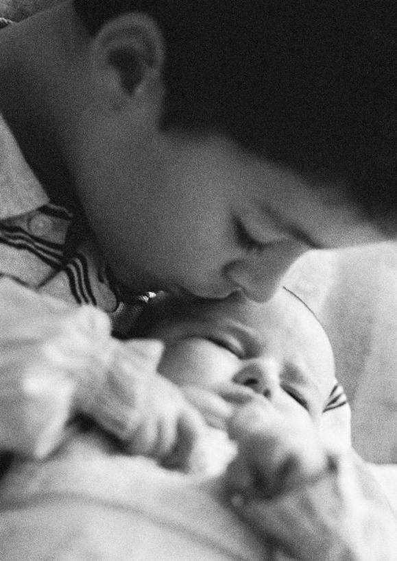 西方人,婴儿,儿童,两个人,坐,抱,竖图,黑白,室内,白天,正面,纯洁,欧洲,欧洲人,小孩,可爱,童年,童趣,活泼,抱着,搂着,宝宝,童真,纯真,烂漫,无邪,伶俐,天真,男孩,男人,男性,白种人,孩子,搂,搂抱,坐着,半身,男生