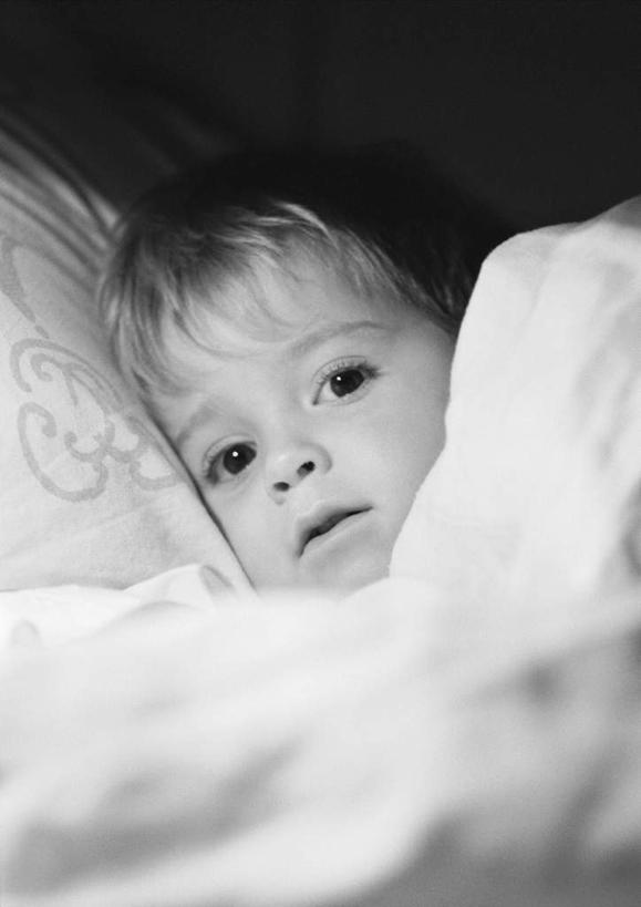 西方人,儿童,一个人,躺,竖图,黑白,室内,白天,正面,纯洁,床,卧室,欧洲,欧洲人,仅一个男性,仅一个人,床单,注视,被子,小孩,观察,看,仅一个小孩,可爱,童年,童趣,单人床,观看,察看,被单,关注,童真,烂漫,无邪,卧着,天真,男孩,男人,男性,白种人,孩子,躺着,卧,半身,睡房,卧房,男生