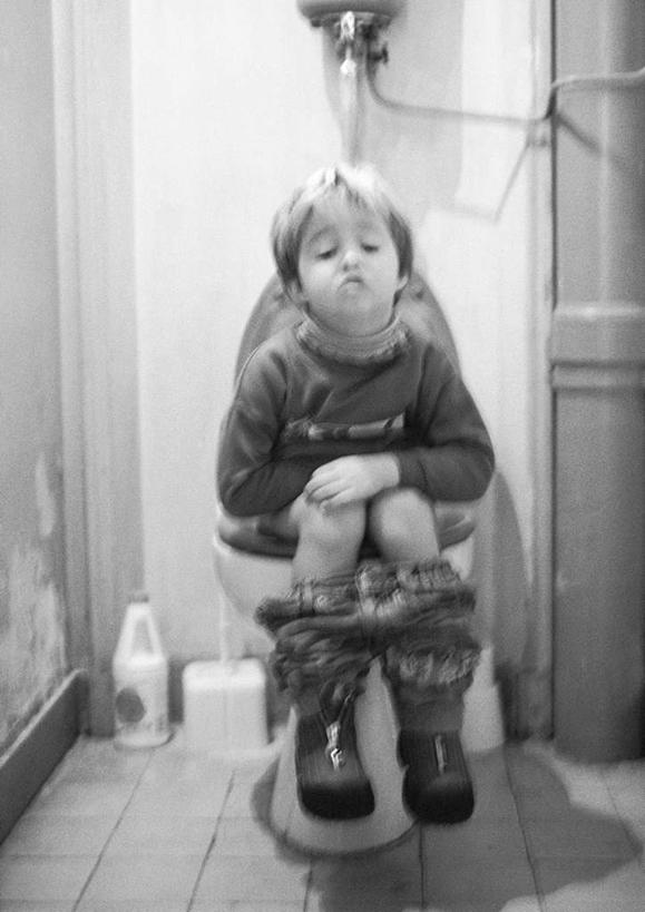 西方人,儿童,腹部,一个人,坐,竖图,黑白,室内,白天,正面,纯洁,生活用品,卫生间,洗手间,欧洲,欧洲人,仅一个男性,仅一个人,马桶,小孩,仅一个小孩,难受,疼痛,可爱,童年,童趣,座便器,卫浴,童真,烂漫,无邪,子孙桶,天真,男孩,男人,男性,白种人,孩子,腹,肚子,厕所,坐着,全身,男生