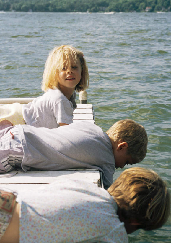 西方人,儿童,三个人,伙伴,朋友,竖图,室外,白天,侧面,友谊,纯洁,河流,水,欧洲,欧洲人,阴影,光线,木板,影子,河水,水流,桥,木桥,栈桥,小孩,阳光,趴着,可爱,童年,童趣,人行桥,木板桥,童真,烂漫,无邪,天真,友情,男孩,男人,男性,女孩,女人,女性,白种人,孩子,趴,半身,彩图,男生,女生