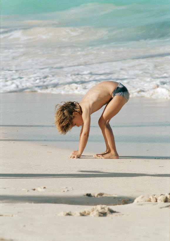 西方人,儿童,一个人,站,竖图,室外,白天,正面,旅游,度假,纯洁,海浪,海洋,美景,沙滩,贝壳,欧洲,欧洲人,仅一个男性,仅一个人,弯腰,阴影,光线,沙子,影子,海岸,景观,浪花,沙地,娱乐,小孩,阳光,自然,海水,站着,仅一个小孩,享受,休闲,景色,放松,可爱,童年,童趣,自然风光,海景,童真,烂漫,无邪,弯身,天真,男孩,男人,男性,白种人,孩子,贝类外壳,海螺壳,软体动物外壳,大海,风浪,海,海水的波动,海滩,近岸浪,涌浪,站立,半身,彩图,男生