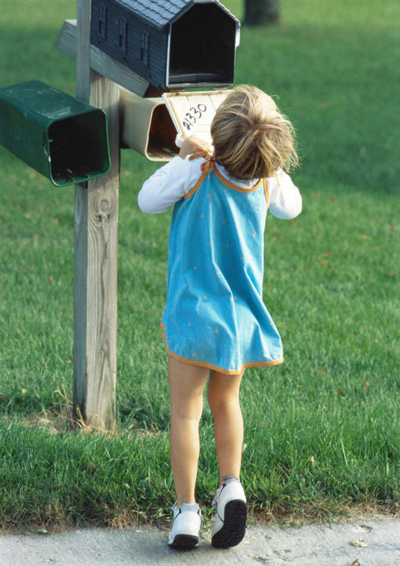 西方人,儿童,一个人,站,竖图,室外,白天,纯洁,草地,草坪,植物,欧洲,欧洲人,仅一个女性,仅一个人,传递,信息,邮件,联系,拿,拿着,邮筒,邮箱,草,树,树木,小孩,背面,绿色,自然,回头,站着,仅一个小孩,可爱,童年,童趣,联络,邮递,通信,生长,成长,信件,邮政,童真,烂漫,无邪,天真,女孩,女人,女性,白种人,孩子,站立,彩图,全身,女生