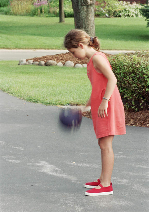 西方人,儿童,一个人,站,竖图,室外,白天,侧面,纯洁,草地,草坪,植物,欧洲,欧洲人,仅一个女性,仅一个人,朦胧,模糊,球拍,拿,拿着,球,草,树,树木,小孩,绿色,自然,站着,仅一个小孩,球体,可爱,童年,童趣,生长,成长,童真,烂漫,无邪,天真,女孩,女人,女性,白种人,孩子,站立,彩图,全身,女生
